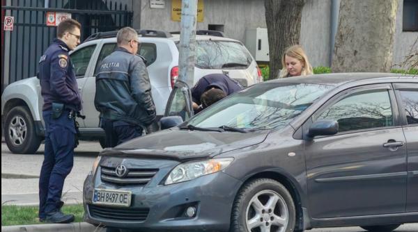 Trei polițiști au dat foliile jos de pe geamurile unei mașini cu numere de Ucraina: "Nu pot să cred, se atinge cineva de ucrainieni?" - FOTO
