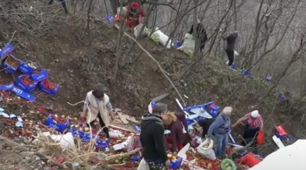 Zeci de români și-au umplut sacoșele cu legume dintr-un TIR răsturnat într-o râpă: „Suntem oameni săraci. Ce să facem?”