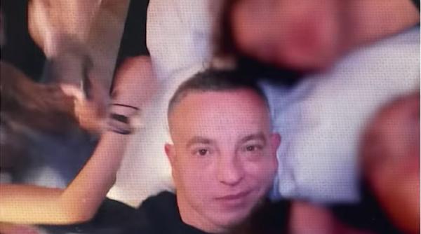 Caz revoltător! Un profesor de la Seminar le-ar fi turnat băutură pe gât elevelor sale şi s-a pozat cu ele în pat: „Toate sunteţi ale mele” - VIDEO