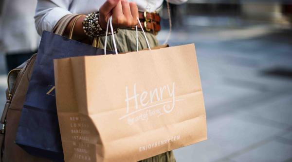 Cum a reușit o femeie să se îmbogățească cu jumătate de milion de lire: Primea bani după ce returna hainele pe care le fura din magazine