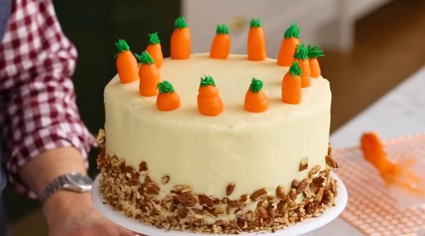 Tort de morcovi cu glazură de cremă de brânză, un desert ușor de gătit și excelent pentru orice ocazie