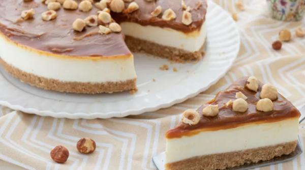 Cheesecake cu topping de caramel și alune prăjite. Rețeta pas cu pas