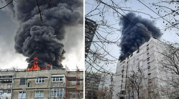 Incendiu puternic la un bloc din București. Zeci de persoane evacuate; norul dens de fum se vede din afara capitalei (VIDEO)