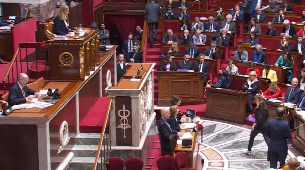 Moţiunile de cenzură împotriva guvernului Franţei au picat: Reforma pensiilor a fost adoptată definitiv