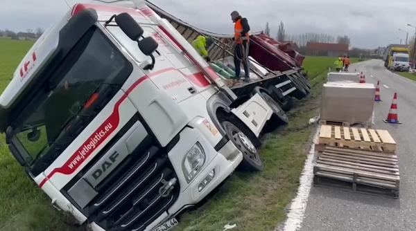 Șofer român, accident în Belgia: Camionul încărcat cu mobilă și combustibil a ajuns în șanț