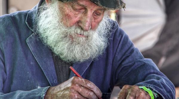 Un bătrân și-a organizat singur înmormântarea pentru a doua zi. Carabinierii au intrat pe fir. Ce au putut să găsească în casă 