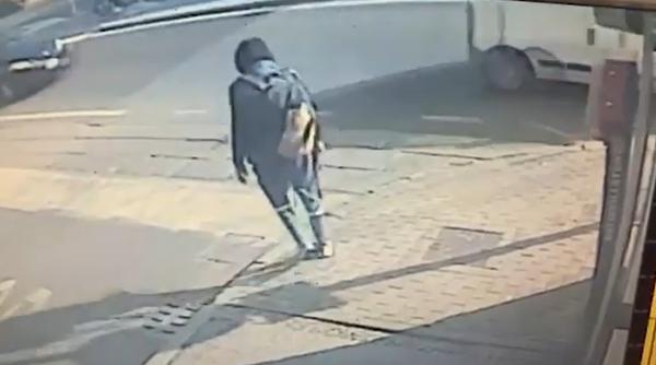 O nouă escrocherie în Italia. Carabinierii atrag atenția șoferilor: „Poartă un rucsac și se lansează!”