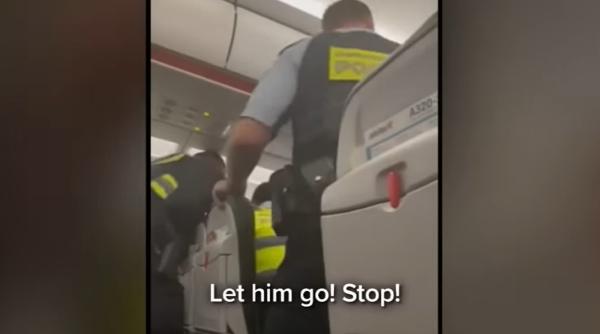 Pasager electrocutat și târât de poliție afară din avion: „M-am simțit ca un animal” - VIDEO