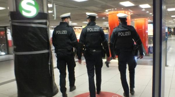 Haos pe un aeroport din Germania: Un bărbat a intrat cu maşina într-o mulţime de oameni