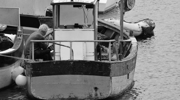 Italia. Doi pescari români, amendați cu 30.000 de euro pentru braconaj piscicol: 760 kg de pește confiscat