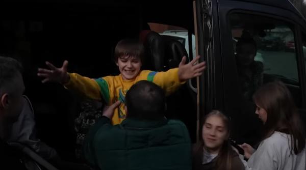 Lacrimi de fericire și dor: Copiii ucraineni emoționați au ajuns ÎN SFÂRȘIT acasă după luni de zile petrecute în taberele rusești