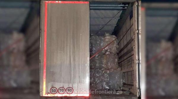 Camion, încărcat cu 20 de tone de deşeuri aduse din Bulgaria, întors de la graniţă