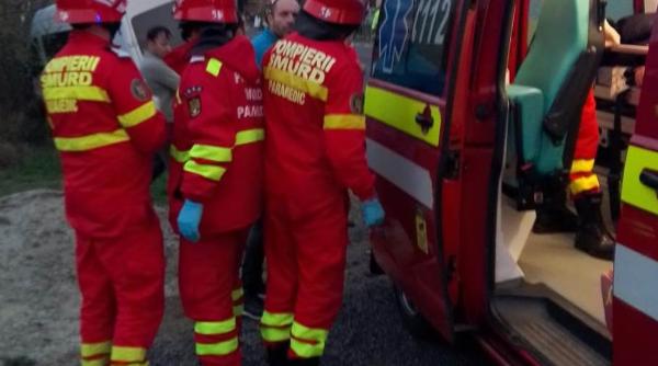 Un microbuz cu 23 de români s-a răsturnat pe un drum județean din Vâlcea