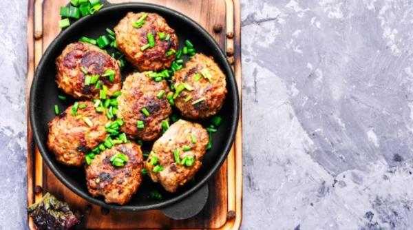 Chiftele grecești Keftedes la cuptor. Prepară-le neapărat și toată familia îți va mulțumi