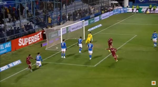 Un român s-a ales cu dosar penal. Bărbatul a aruncat petarde pe teren la un meci de fotbal