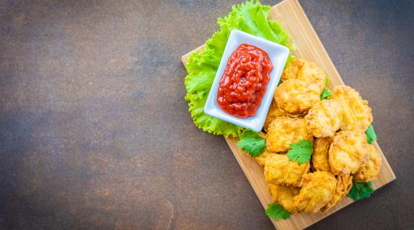 Ai un piept de pui în frigider? Prepară chicharron! Probabil cele mai delicioase crochete, învelite într-o crustă foarte crocantă