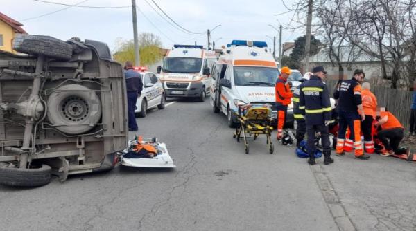 Copil de nici doi ani în stare gravă, după ce ambulanța care îl ducea la spital s-a răsturnat, în Ialomița