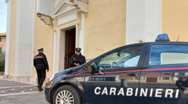 Italia. Un român și-a luxat glezna în timp ce fugea de poliție, după ce a încercat plece cu o pradă de 50.000 de euro