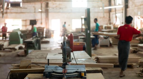 Zeci de români, victime ale unei escrocherii cu mobilă la comandă: Prejudiciu de 4.000.000 de lei 