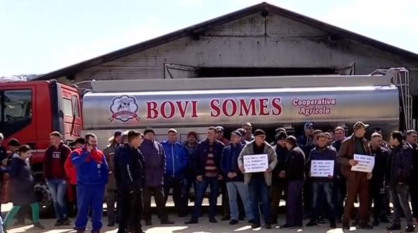 Fermierii români protestează: Vor să răstoarne o cisternă cu 6.500 de litri de lapte, disperaţi că nu mai au cui să-l vândă