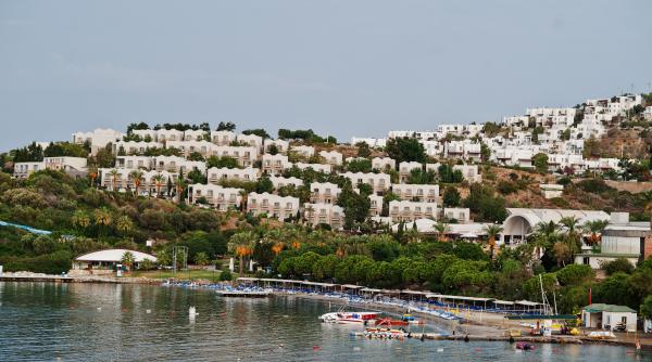 Românii, răsfăţaţi cu plaje cu apă turcoaz şi delicii culinare renumite la nivel mondial, în Turcia: „Le place rahatul”