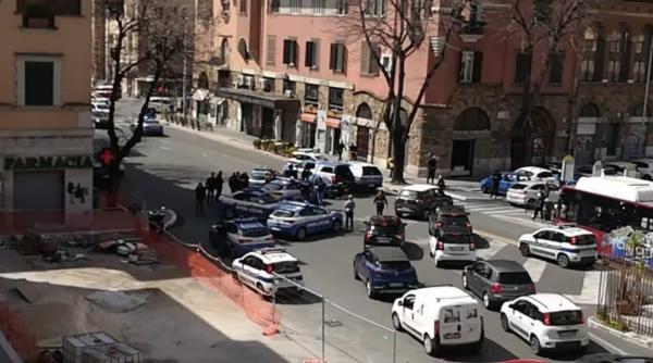 Amenințare cu bombă într-o piață din Roma: Un pachet suspect și o armă, găsite într-un SUV negru; patru persoane reținute