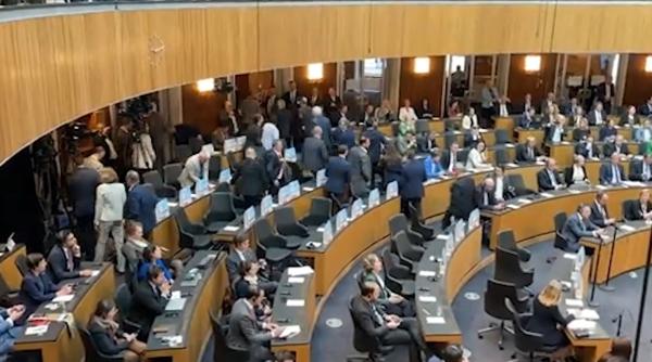 Mai mulţi parlamentari austrieci au ieșit din sală în timpul discursului lui Zelenski: „Loc pentru neutralitate”
