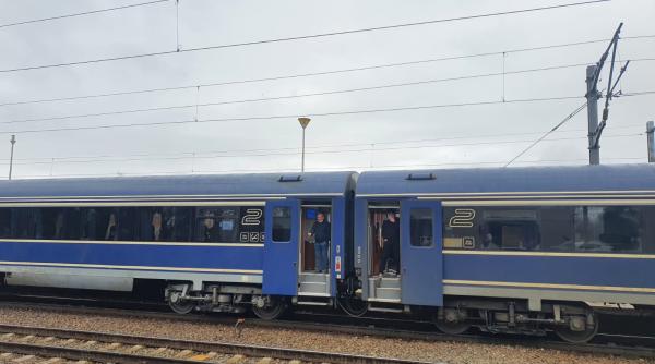 Accident feroviar în Prahova: Un TIR încărcat cu lemne a fost lovit de un tren în care se aflau 50 de pasageri