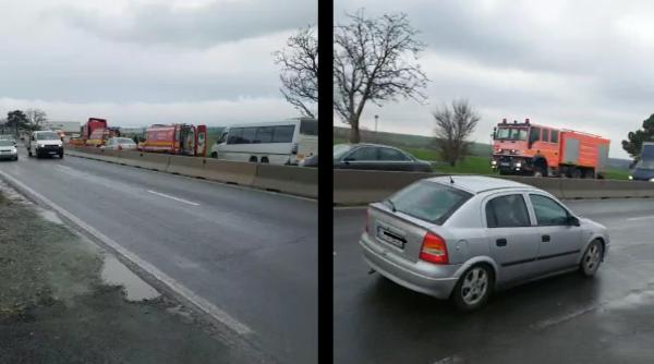 Accident rutier între două microbuze și un TIR, la ieșire din Constanța. Două persoane au ajuns la spital