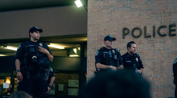 Doi români au murit în timp ce încercau să traverseze ilegal din Canada în SUA