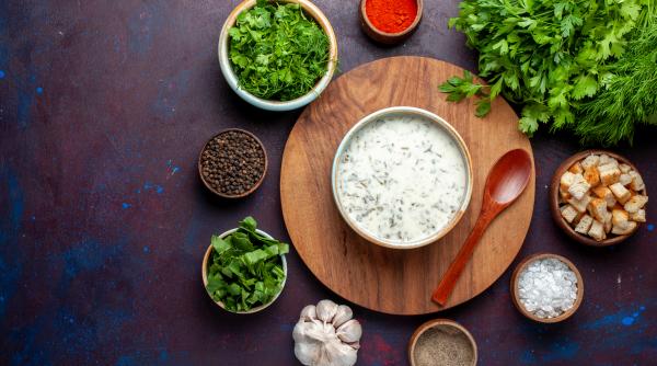 Sos de usturoi cu ierburi, cremos și rafinat. Îți sucește mințile de îți vine să-l mănânci pe pâine! Rețeta simplă și rapidă