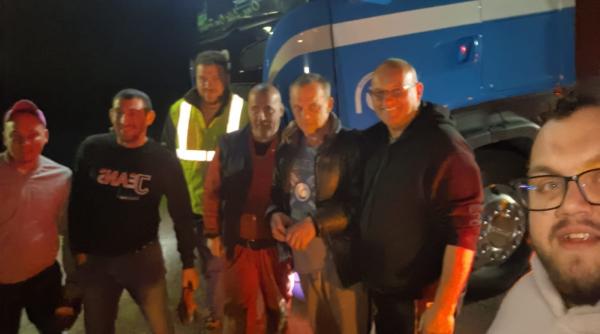 Ucrainean abandonat cu tot cu TIR pe Valea Oltului. Șoferii români l-au ajutat să repare vehiculul