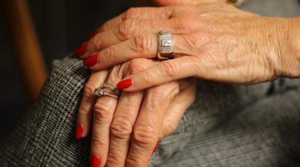 Italia. Badantă româncă, acuzată că a furat bijuteriile bătrânei: „A fura aur și amintiri de familie e ca și cum ai lua o bucată de viață“