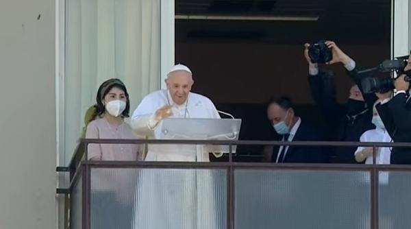 „Sunt încă în viaţă”, a glumit Papa Francisc, la externarea din spital