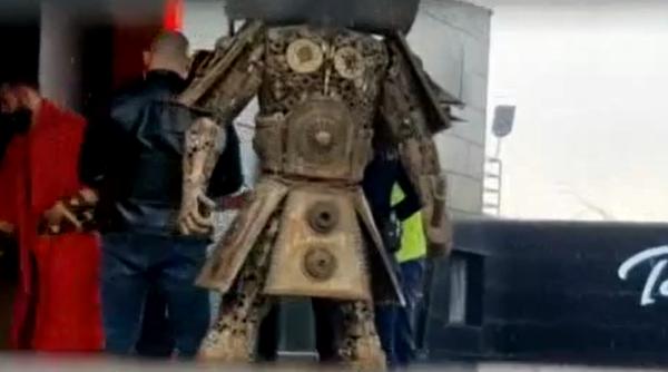 Frații Tate, eliberați din arest, s-au trezit cu polițiștii la ușă