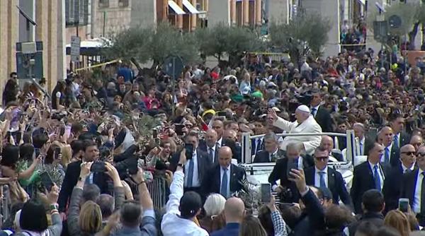 Papa Francisc conduce slujba de Florii de la Vatican, la o zi după ce a fost externat: Care este mesajul său adresat lumii