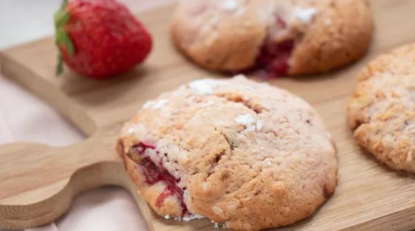 Cum să faci cei mai fragezi biscuiți cu căpșuni