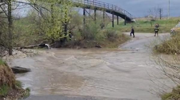 Accident straniu în județul Vâlcea: Un autoturism a rămas blocat într-un pârâu din Drăgășani