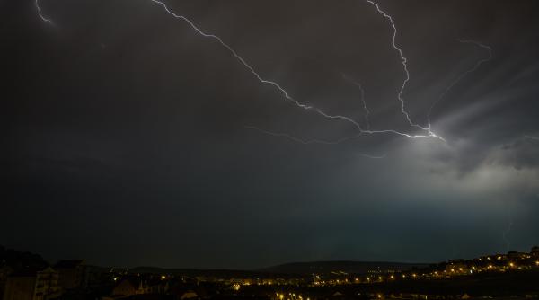 Cod portocaliu și Cod galben de ninsori și vânt în luna aprilie, în România. Aproape 4.000 de persoane nu mai au energie electrică