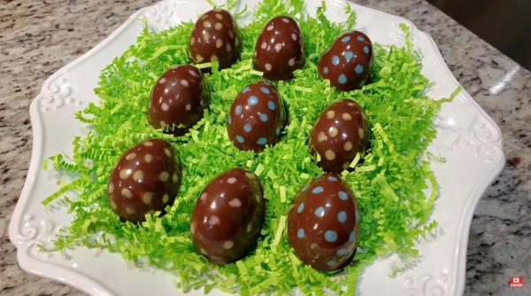 Ouă de ciocolată umplute cu cremă - un dulce de Paște extraordinar de gustos pentru copii