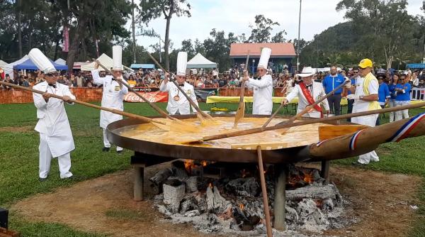 Festivalul Omletei uriașe, cea mai tare tradiție de Paște din Franța. Locuitorii pregătesc o omletă pentru 2.000 de persoane