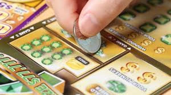 Italia. După ce a câștigat un loz de 5 milioane de euro, doi români și doi moldoveni nu îl lasă să trăiască: „Acum, casa mea este un buncăr“