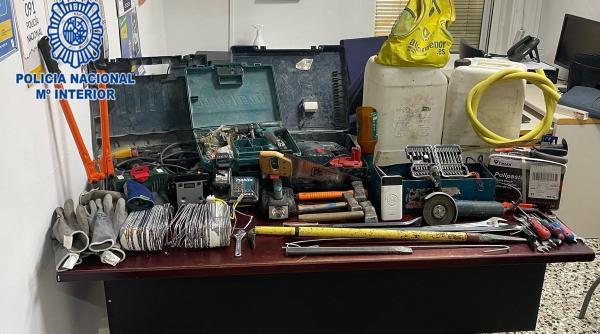 Spania. Șapte români, arestați după ce au luat cu asalt un camion și au încercat să-l scurgă de motorină