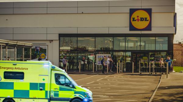 Un bărbat, care a sunat la salvare spunând că are un atac de cord, a fost găsit mort în parcare la Lidl. Paramedicii au ajuns după cinci ore