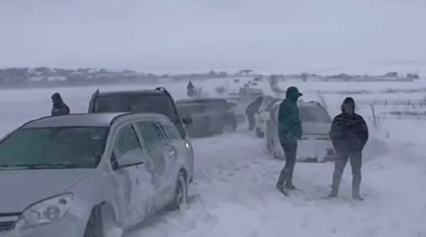 Au condus din Italia, ca să rămână înzăpeziţi la câţiva kilometri de casă: „Nu ne-a anunţat nimeni nimic. Stăm şi noi, e blocat tot”