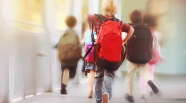 Mai mult de jumătate dintre elevii români ar vrea să plece definitiv din ţară (Studiu Salvaţi Copiii)