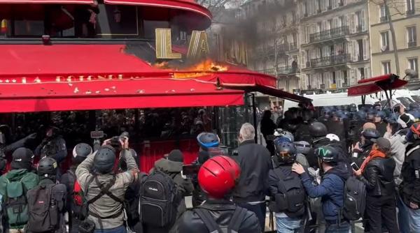 Noi proteste violente în Franța. Restaurantul preferat al lui Macron a fost incendiat. Jandarmii, atacaţi cu pietre şi vopsea - VIDEO