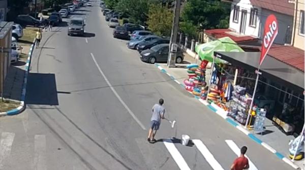 Patronul unui magazin din Costinești își trasează singur, anual, trecere de pietoni în fața magazinului - VIDEO