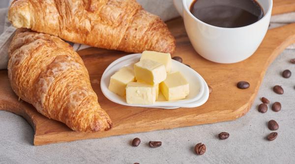 Cum să faci unt de casă cu smântână foarte cremos. Rețeta simplă dintr-un singur ingredient