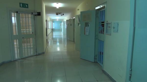 Italia. Deținutul român care a amenințat un medic cu moartea, revine cu un nou scandal. Bărbatul ascundea o lamă periculoasă în gură